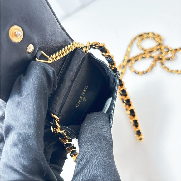 Authentic vintage Chanel Caviar leather CC phone holder crossbody bag - Picture 9 of 13
